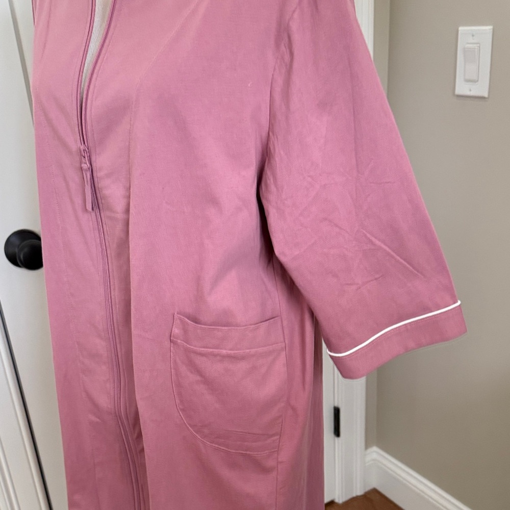 Pink Zip-Up lightweight Robe - Picture 5 of 7